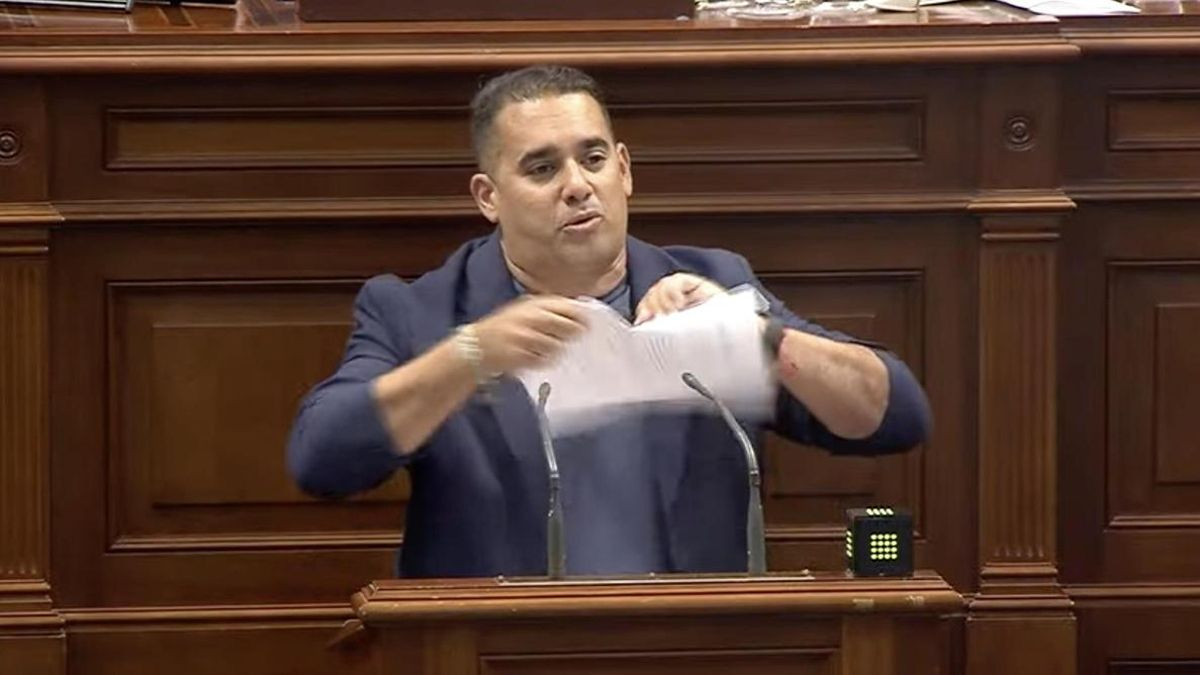 El Parlamento canario tira "a la basura" una propuesta de Vox que mezclaba inmigración y sanidad