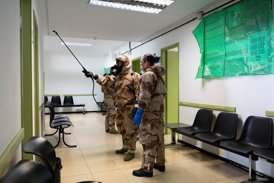 Efectivos del Ejército de Tierra, con trajes de protección, realizan labores de desinfección en el centro de salud de Anaga