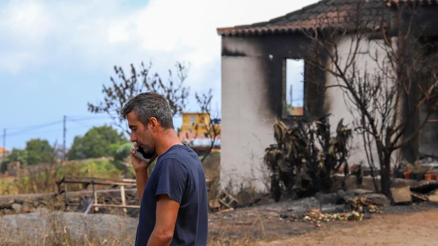 Un vecino de Puntagorda frente a su vivienda quemada por el incendio