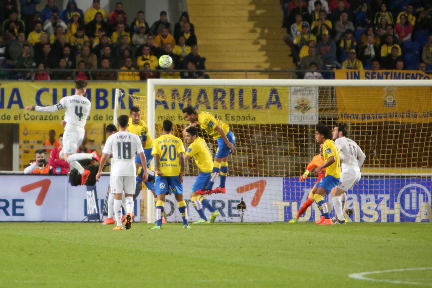 Imágenes del partido entre la UD Las Palmas y el Real Madrid en el Estadio de Gran Canaria. (Alejandro Ramos).