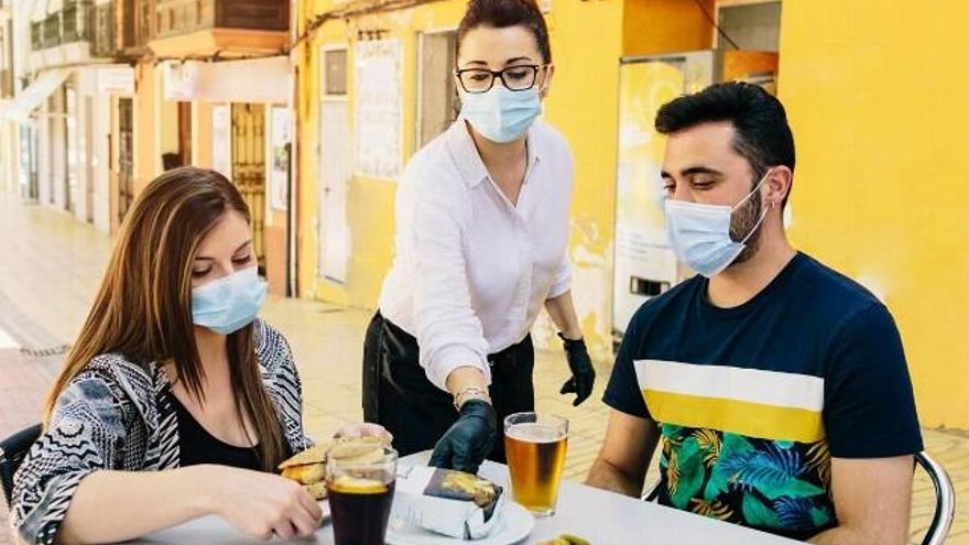 Los expertos recomiendan los encuentros sociales y familiares en el exterior. Foto: Adobe Stock (SINC).