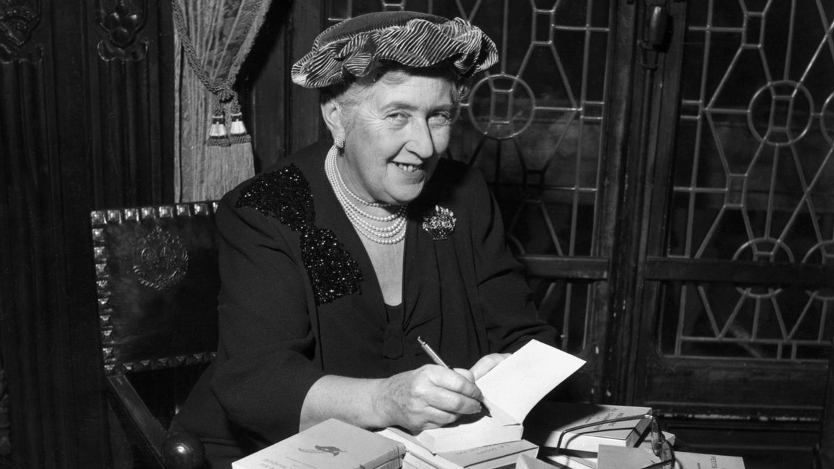 Agatha Christie firma ediciones en francés de sus libros, en una imagen en torno a 1950