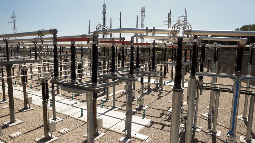Vista de una estación eléctrica, en Madrid. EFE/Juan Carlos Hidalgo/Archivo