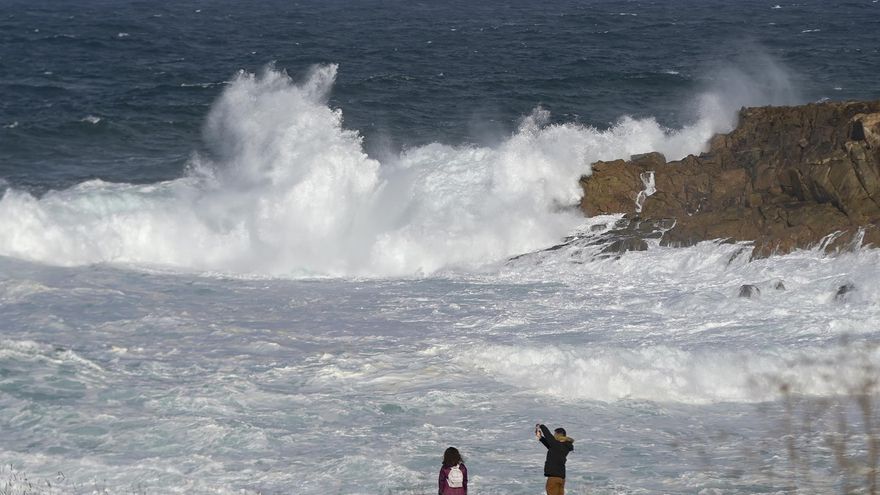 El viento alcanza los 142 km/h en Muras (Lugo) y supera los 100 en el litoral coruñés