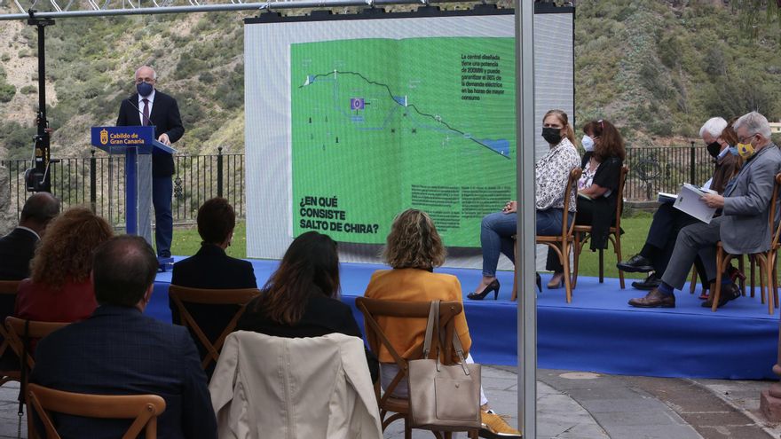 El Cabildo de Gran Canaria presenta el proyecto 'Salto de Chira' mientras la Plataforma contra la central protesta durante al acto