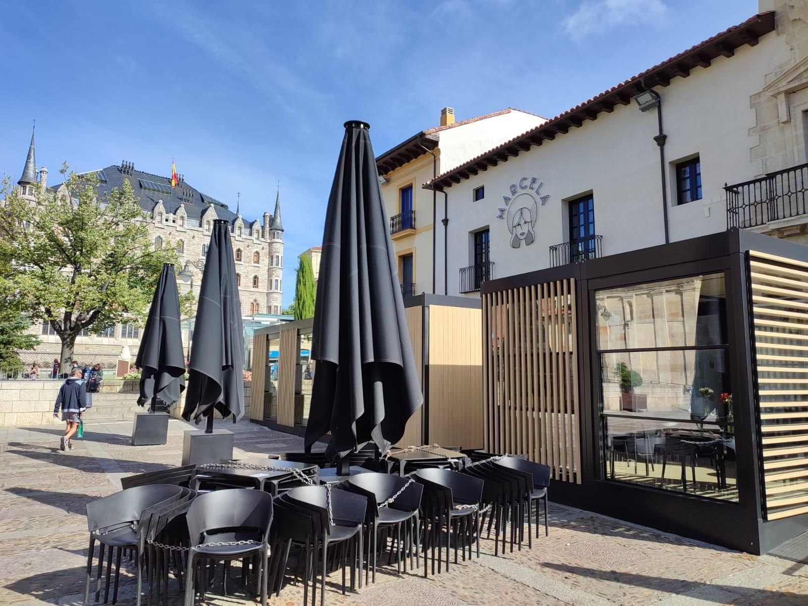 Vista de los polémicos veladores del restaurante Marcela, el 'mamotreto' que ocultaba el centro monumental.