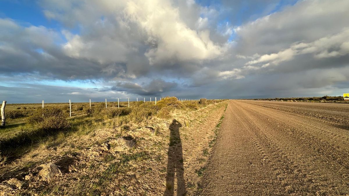 Atardeceres gloriosos. Pista de ripio en Península de Valdés.