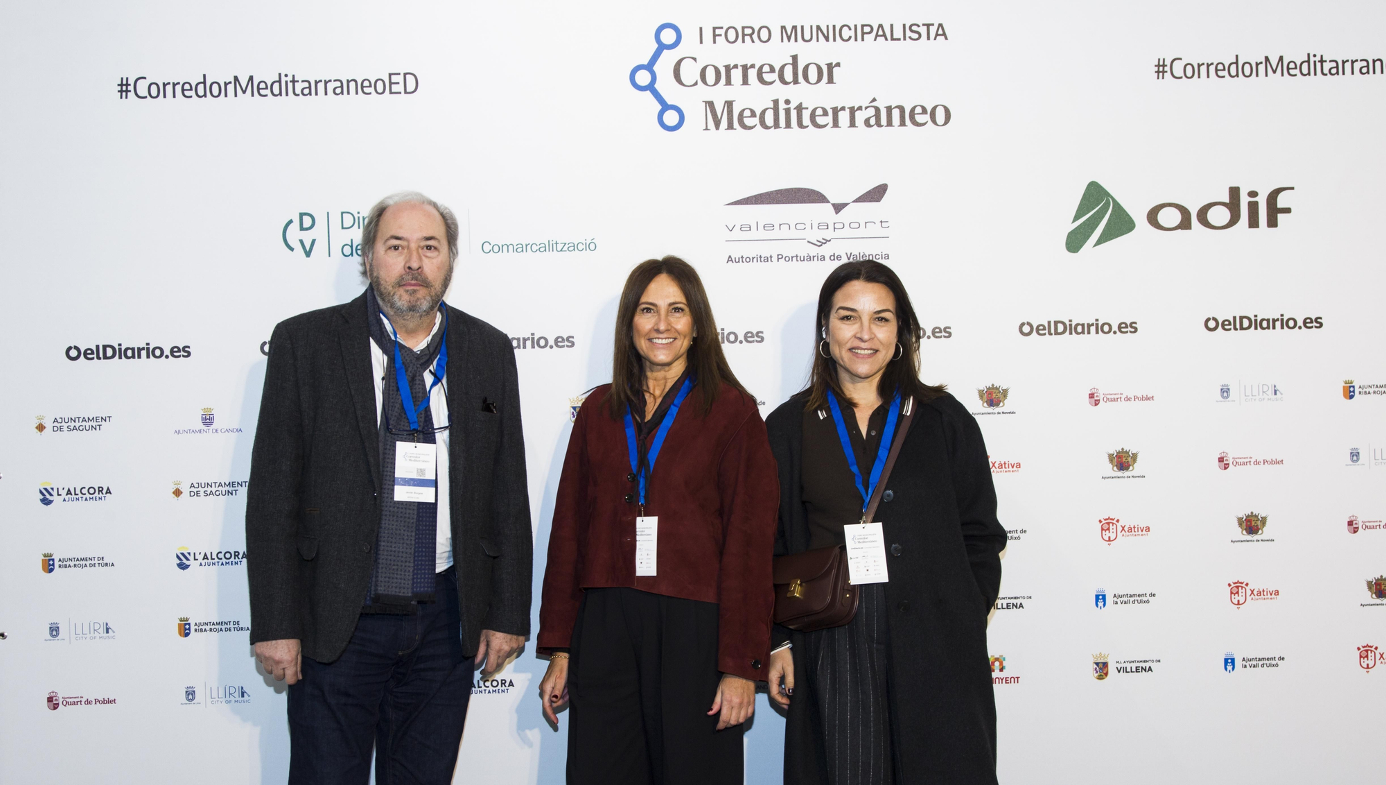 El gerente de elDiario.es Comunitat Valenciana, Javier Burgos, junto a Concha Hernández y Luisa García, de Unicaja.