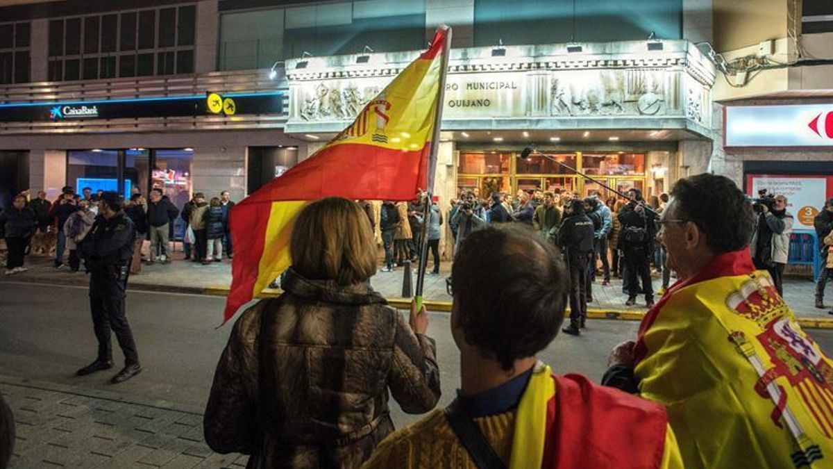 Unas setenta personas han protestado frente a las puertas del Teatro Quijano por el espectáculo de Dani Mateo.