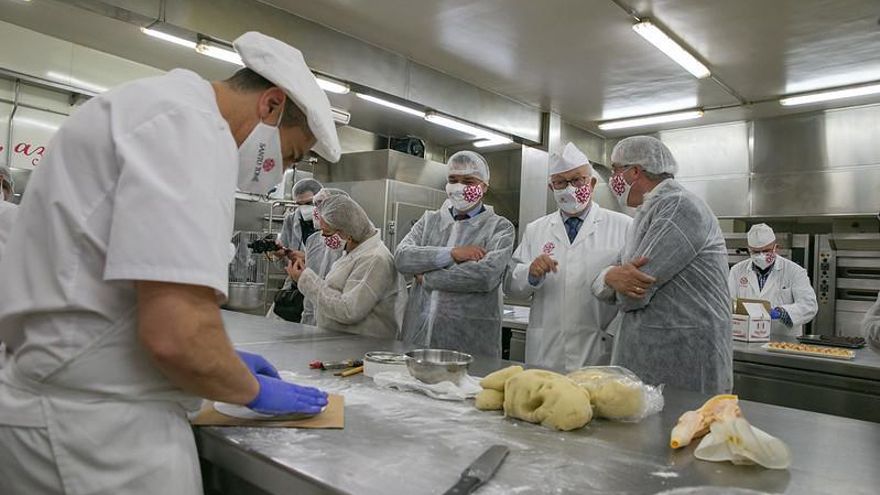 Los consejeros de Agricultura de Aragón y Castilla-La Mancha en un obrador de mazapán, en Toledo