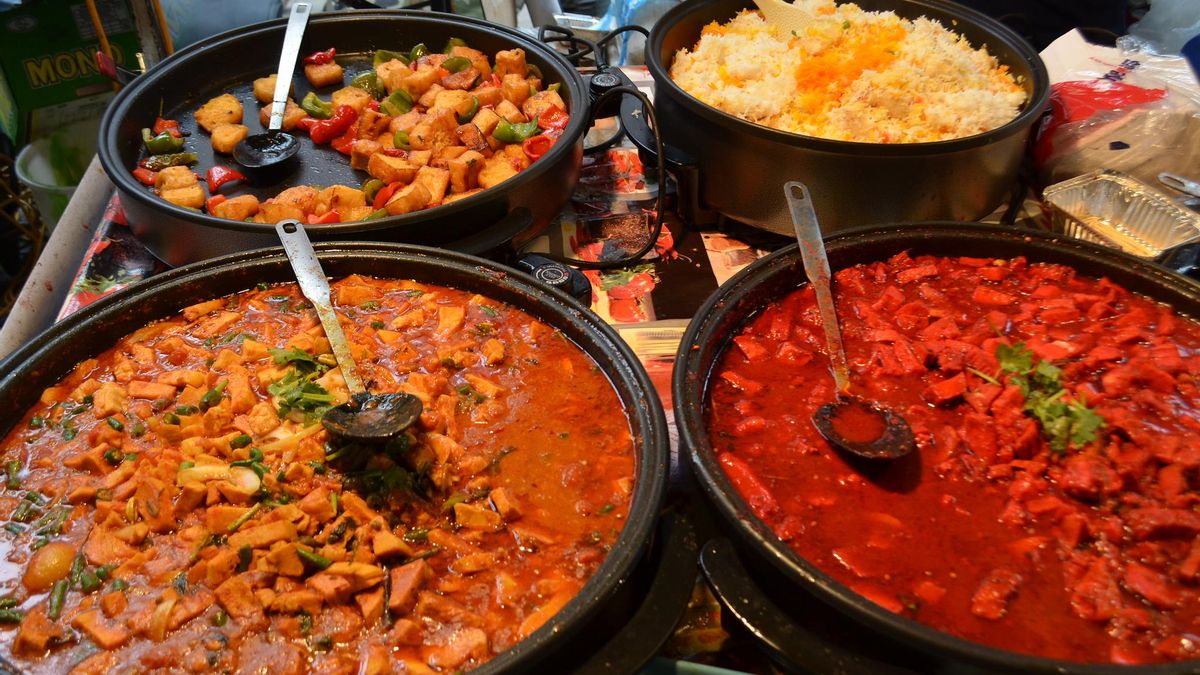 Los restaurantes de Brick Lane compiten por ofrecer el mejor curry de Londres.