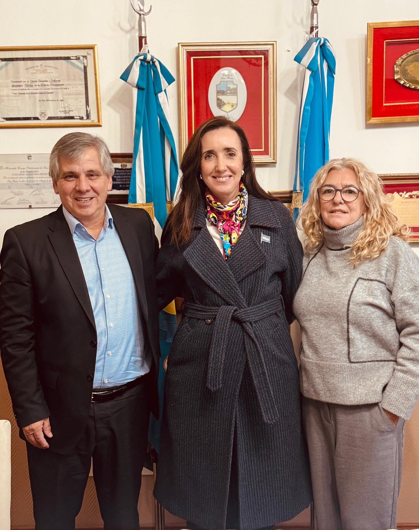 Victoria Villarruel junto a Guillermo Britos y Claudia Rucci