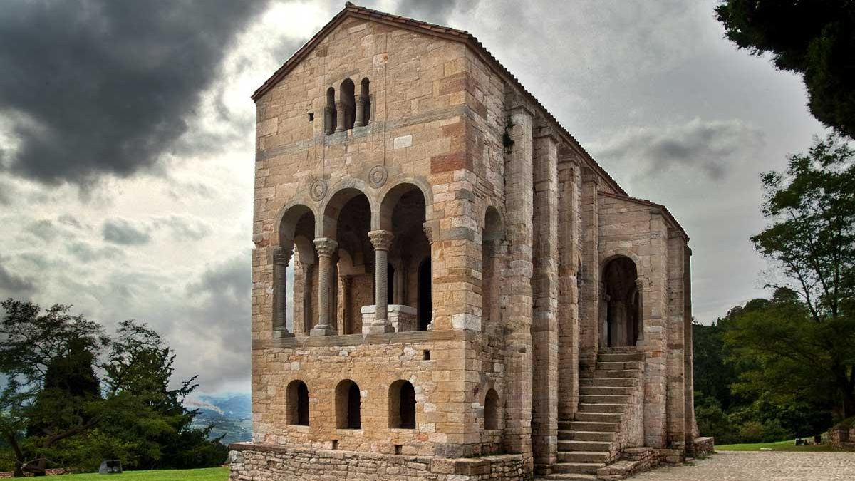 La iglesia prerrománica de Asturias que fue construida originalmente como un palacio y pasó a la historia de la arquitectura