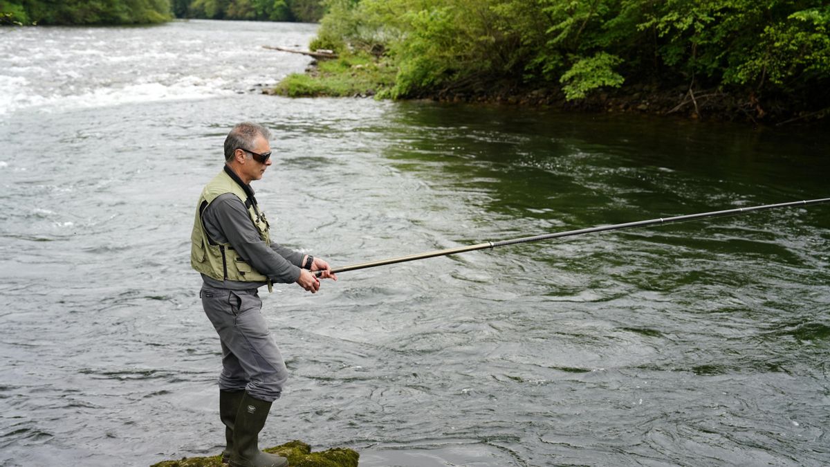 El pescador de Pravia, Celestino Pérez, en el coto Carbajal, el pasado domingo, en el río Narcea.