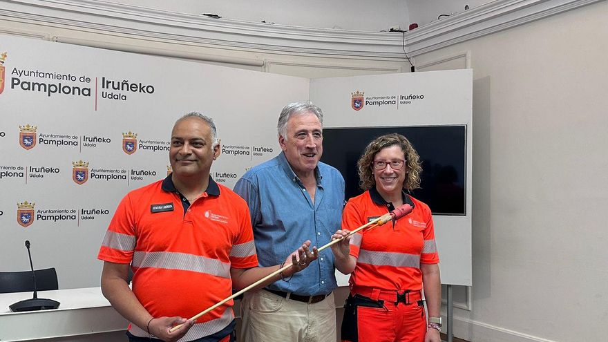 Clint Jean Louis Fernández y Miren Oscáriz, junto al alcalde Joseba Asiron