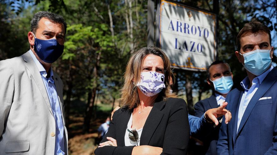 La ministra para la Transición Ecológica, Teresa Ribera, en su visita al toledano barrio de Azucaica tras las tormentas