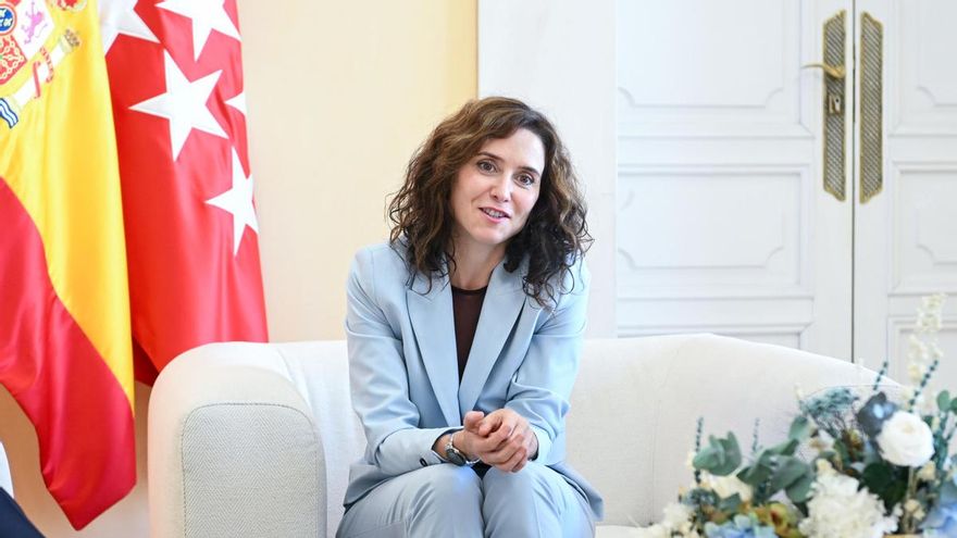 La presidenta de la Comunidad de Madrid, Isabel Díaz Ayuso, mantiene un encuentro con el embajador de Chile en España, Juan Antonio Coloma, en la sede del Gobierno regional, en la Real Casa de Correos.