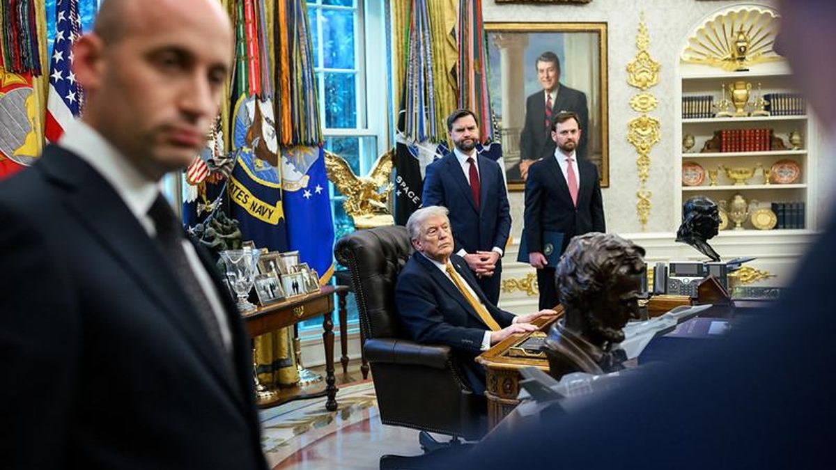 Donald Trump firma una orden ejecutiva junto a sus asesores y el vicepresidente en el Despacho Oval.