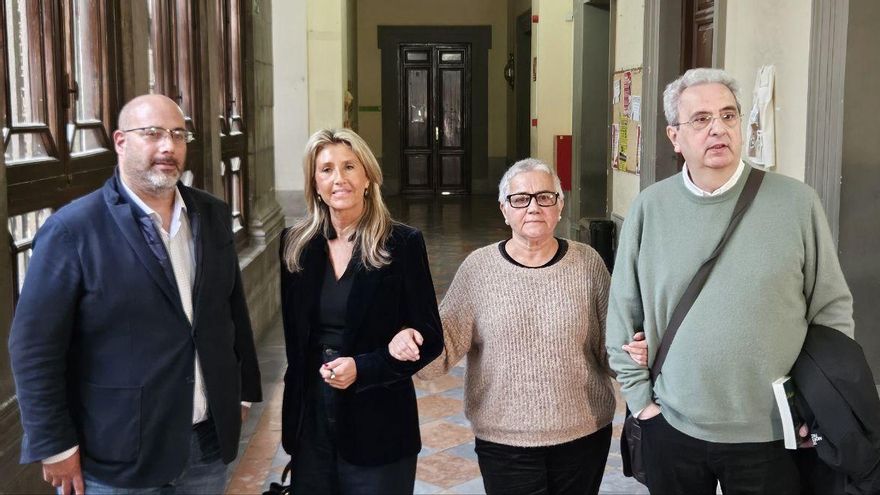 Isabel, segunda por la derecha, ha presentado la querella acompañada del historiador Pedro Sánchez Rodrigo, su letrado Raúl Maillo y la decana de la Facultad de Traducción e Interpretación de la UGR, Cristina Álvarez de Morales