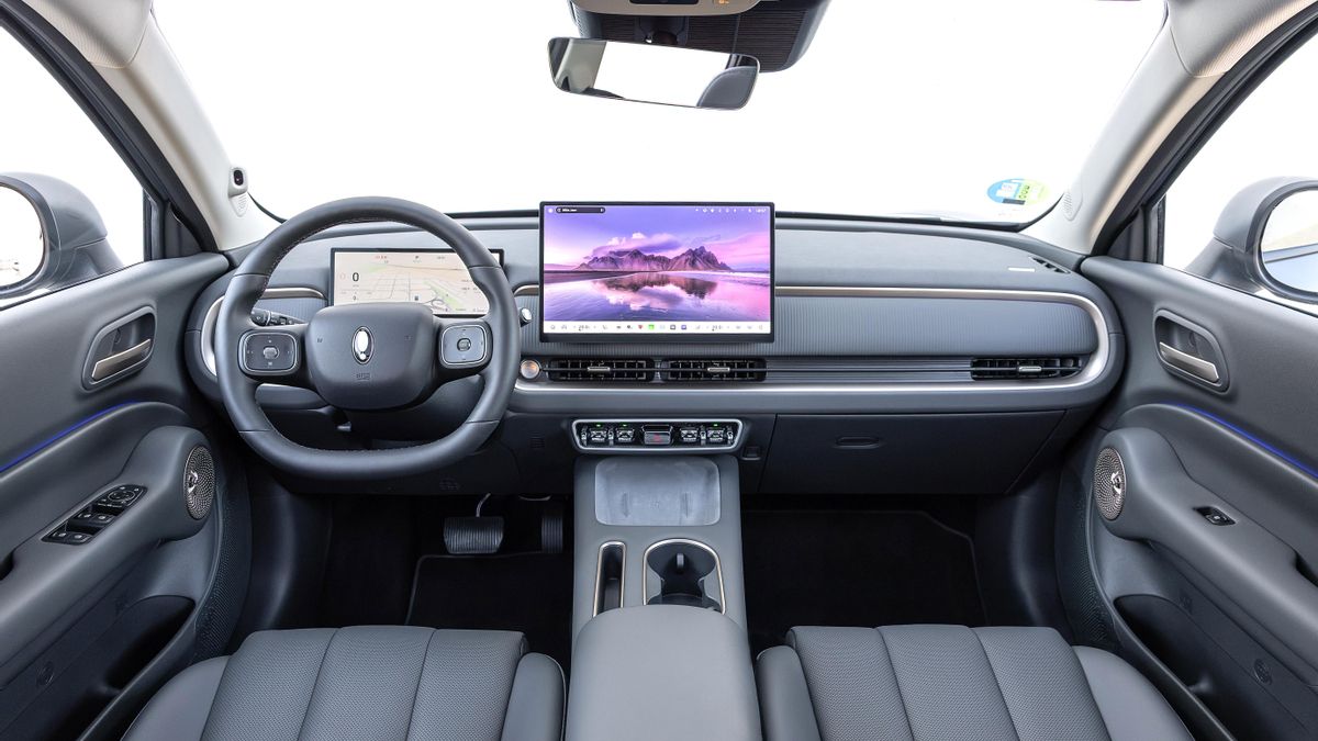 El interior del coche brilla por la solidez en el ajuste de materiales.
