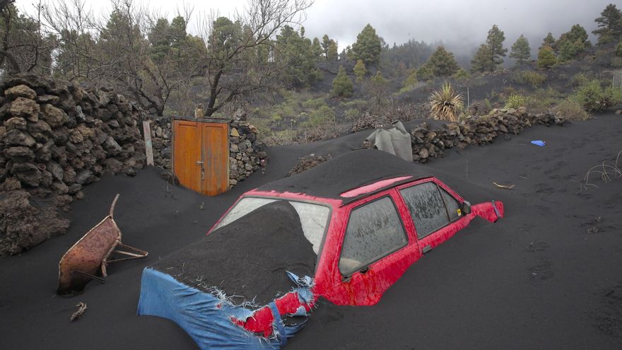 Un vehículo cubierto de ceniza en Tacande, camino de Cabeza de Vaca.