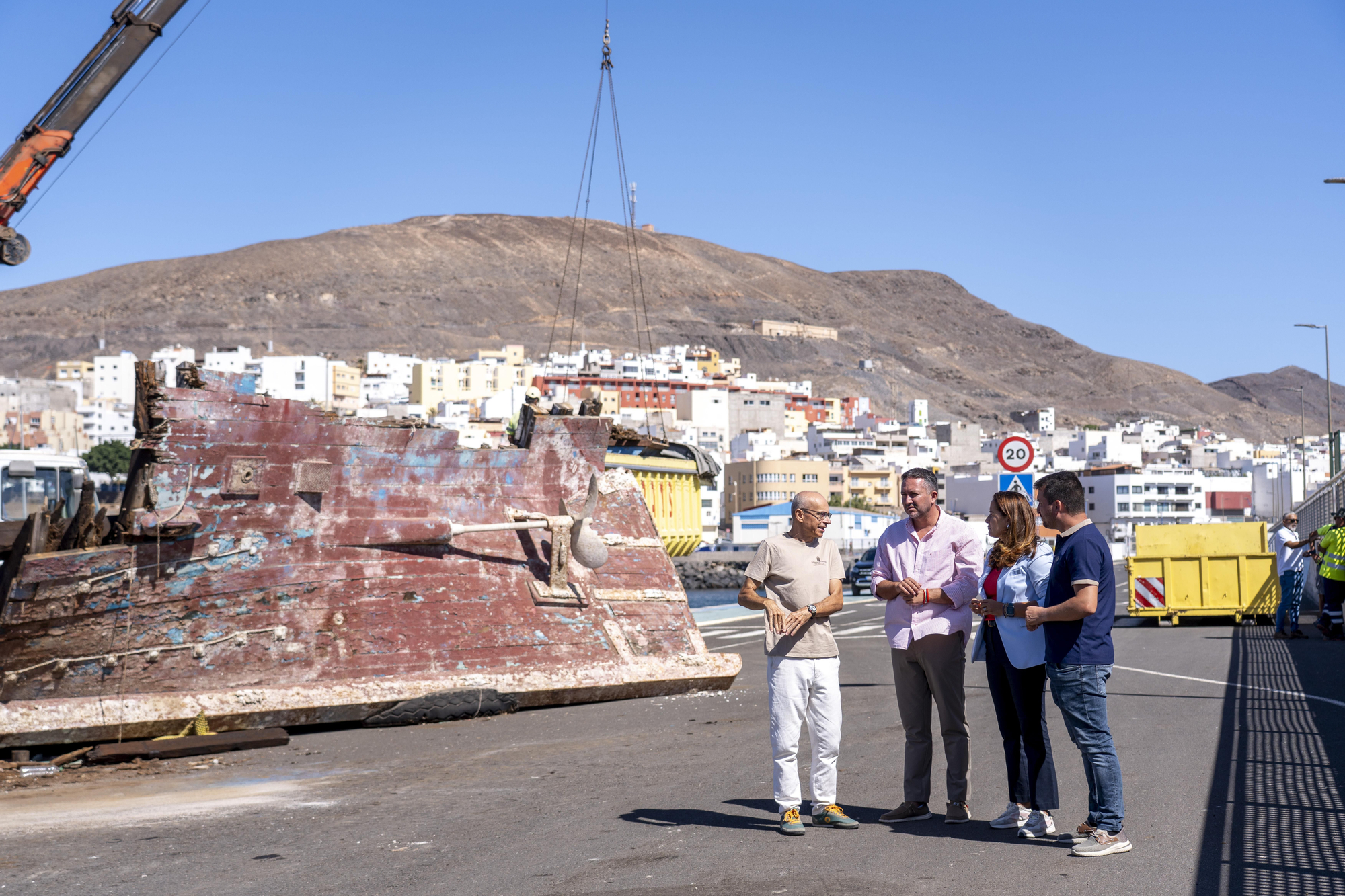 Retirada del barco este viernes, varado en el muelle de Gran Tarajal (Fuerteventura).