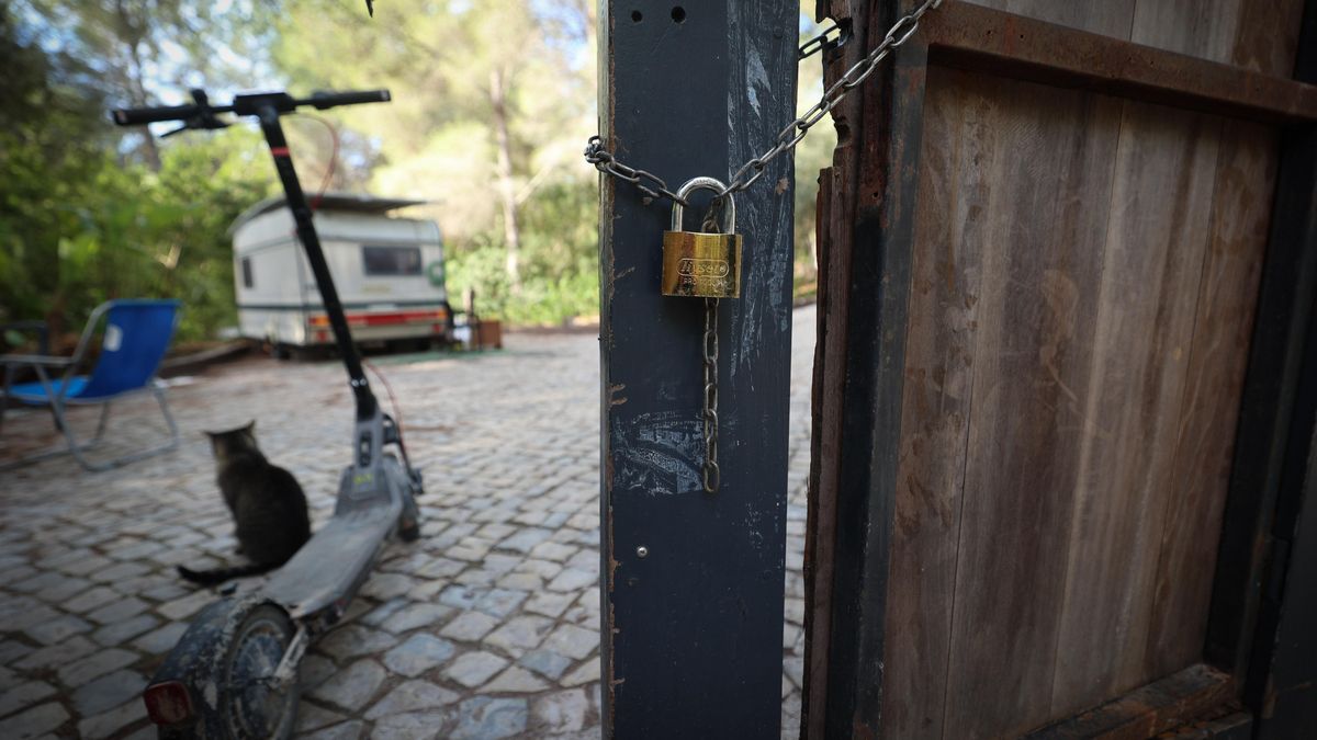 La Guardia Civil ha ordenado poner un candado en el portal principal para impedir el acceso de más personas