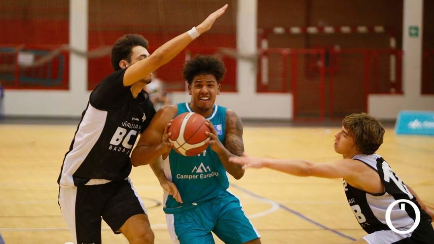 Lance del duelo del UCB ante el Badajoz