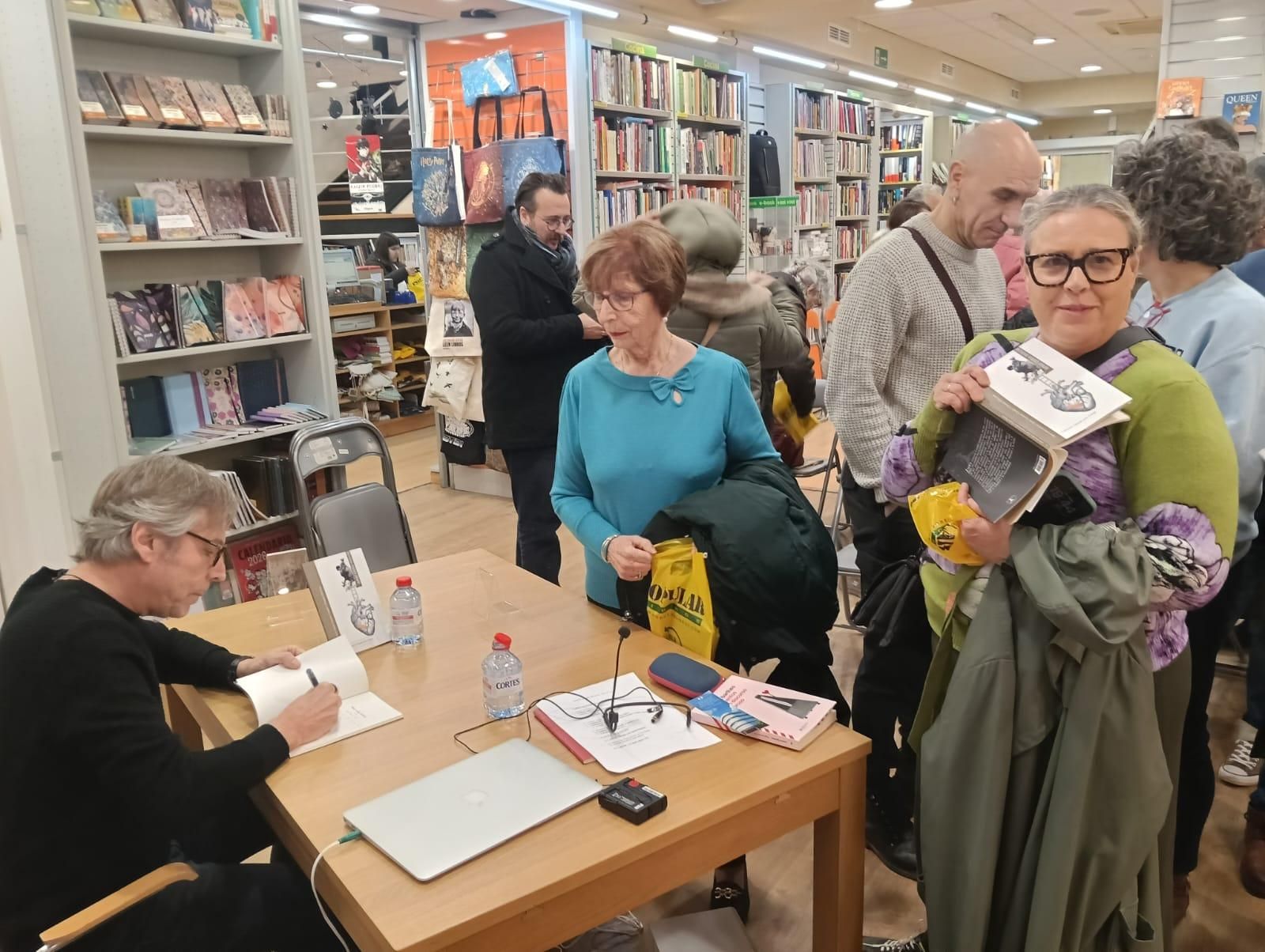 Uno de los autores de Chamán Ediciones durante una firma de libros