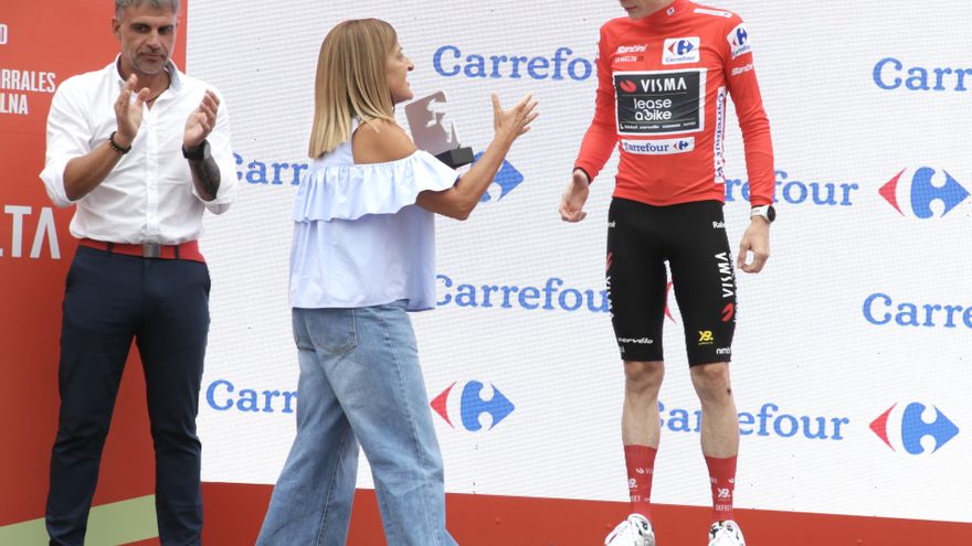 La presidenta de Cantabria, María José Sáenz de Buruaga, entrega a Vingegaard el premio al líder de La Vuelta tras la etapa disputada en Cantabria
