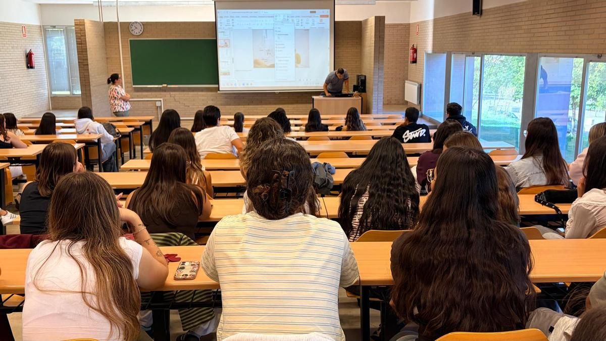 Alumnos en el comienzo del curso universitario en el Campus de Ponferrada. 
