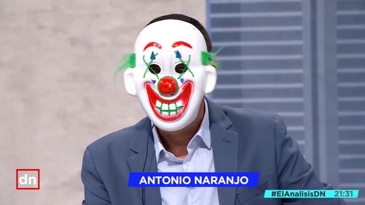 Un presentador de Telemadrid se retrata ante la pantalla.