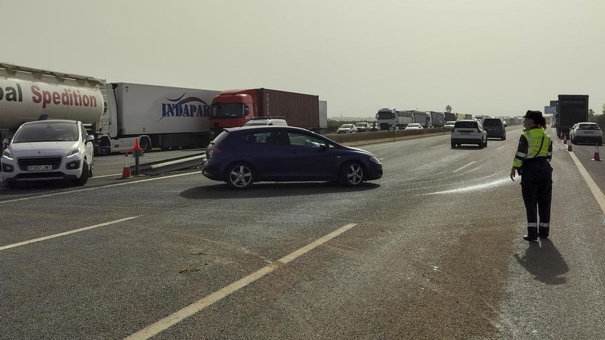 Una agente de la Guardia Civil regula el tráfico en el corte de la A-7