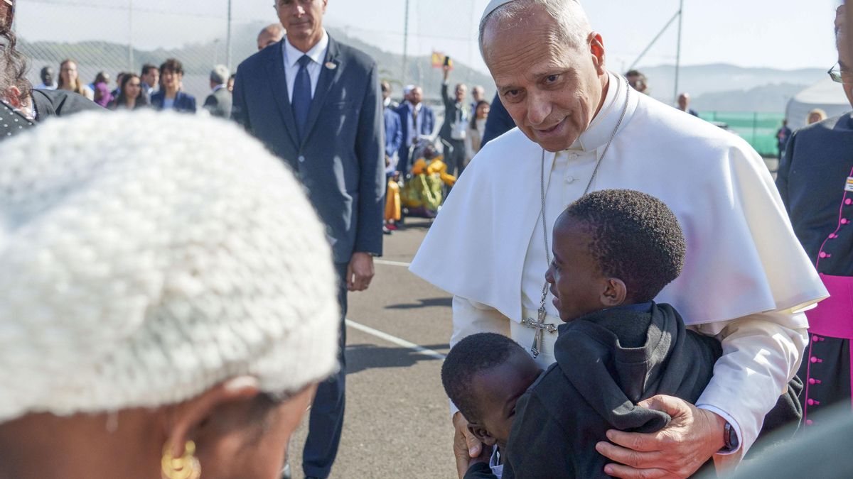 El papa León XIV saluda a varios niños durante su visita este viernes al centro de primera acogida 'Las Raíces' de Tenerife.