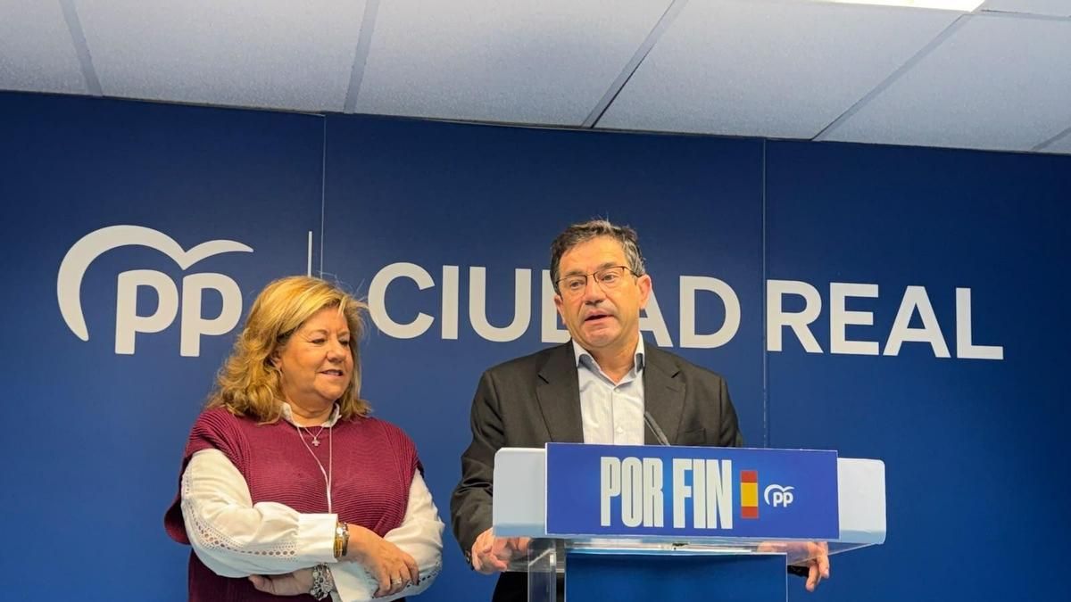 El PP incorpora al alcalde de Puertollano a sus listas al Congreso y relega a Rosa Romero en el Senado