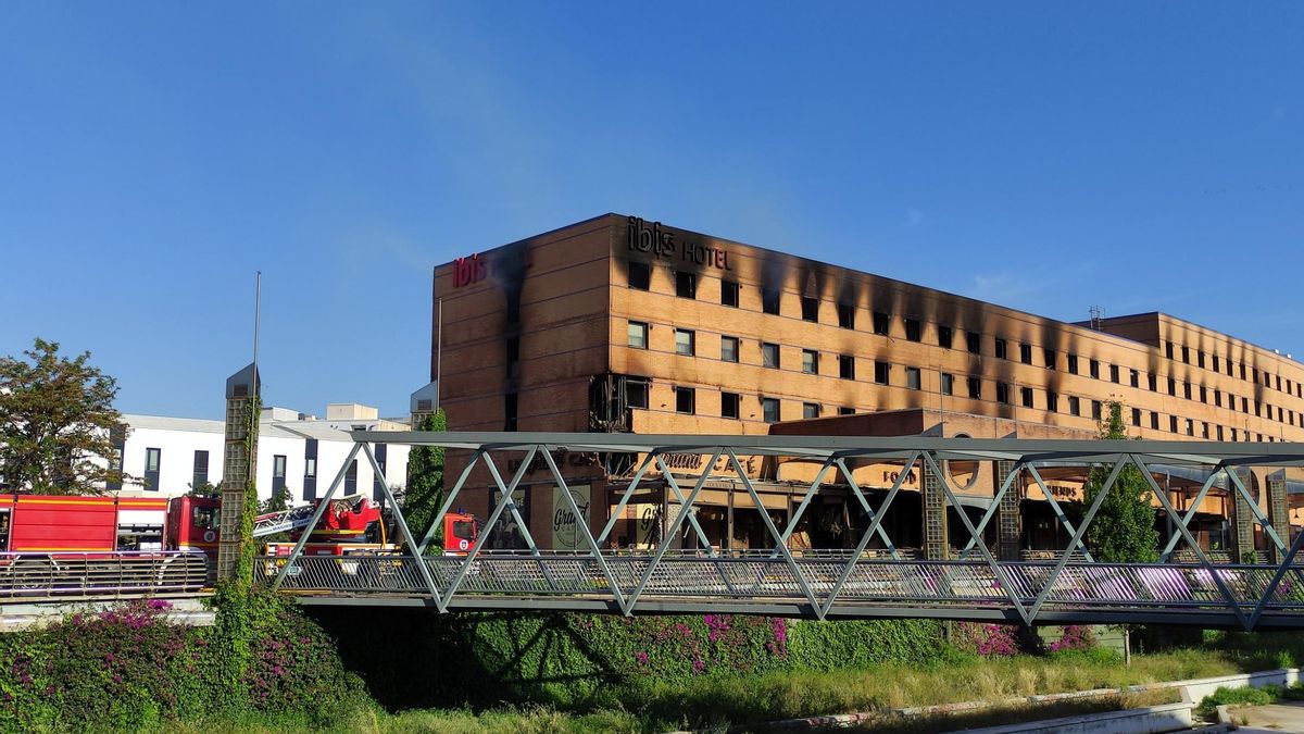 El incendio de un céntrico hotel de Málaga, “casi extinguido” tras 30 horas sin control por los materiales y la estructura