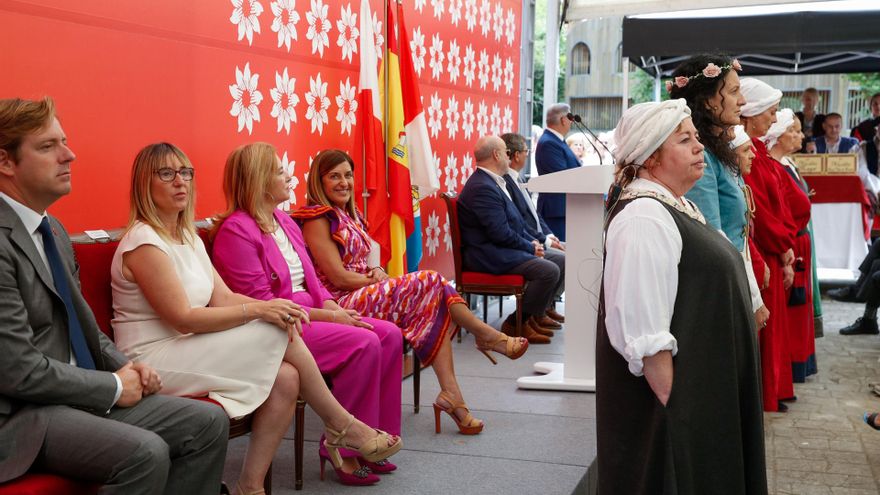 Buruaga, junto a la delegada del Gobierno saliente, en el Día de las Instituciones