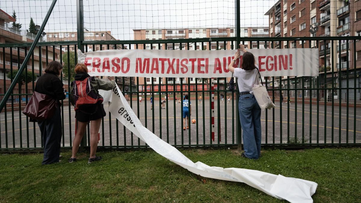 EuropaPress 6762250 varias personas ponen pancarta antes concentracion denunciar crimen nina 13