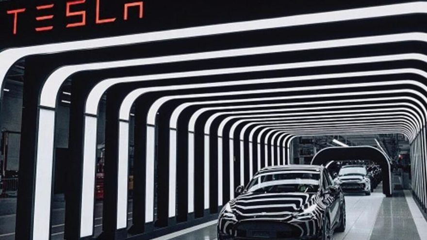 Macron se reúne con Elon Musk para tratar de disputarle a València la gigafactoría de Tesla