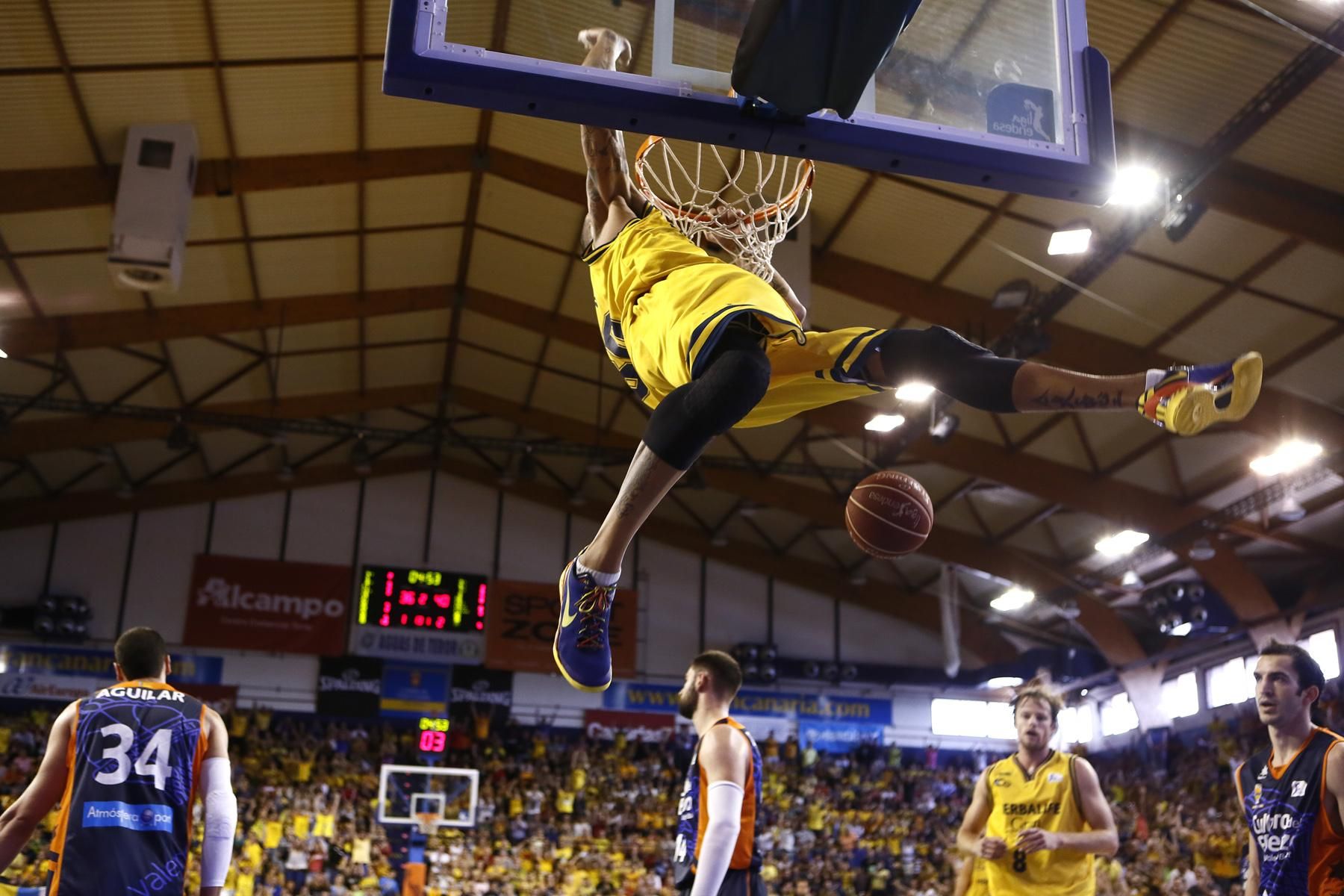 Nacho Martín se cuelga del aro ante el Valencia. ACB Photo/M. Henríquez