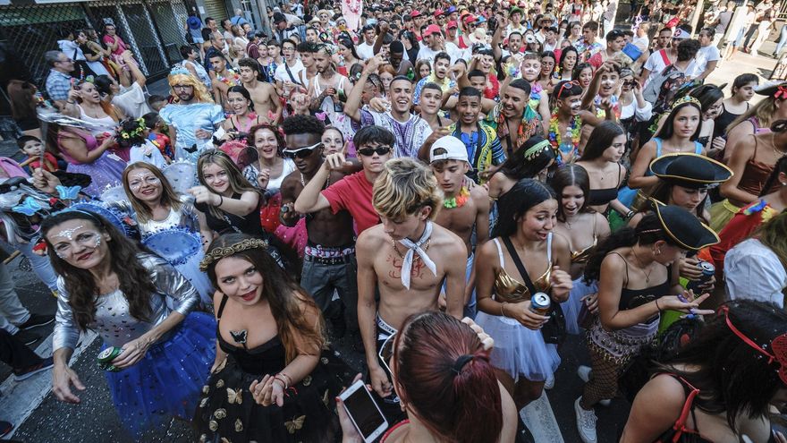 Varios fiesteros tras las carrozas en la Gran Cabalgata de Las Palmas de Gran Canaria