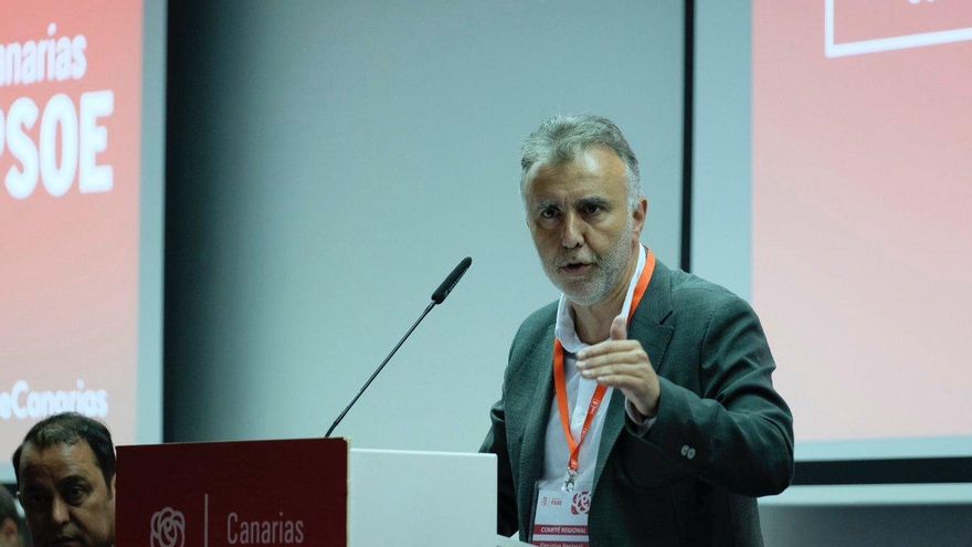 El secretario general de los socialistas en Canarias , Ángel Víctor Torres