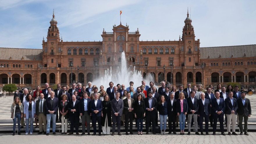 El presidente del PP, Alberto Nuñez Feijóo, posa con su primer Comité de Dirección, el Comité Ejecutivo y los presidentes autonómicos del partido, en la Plaza de España de Sevilla tras el XX Congreso Nacional.