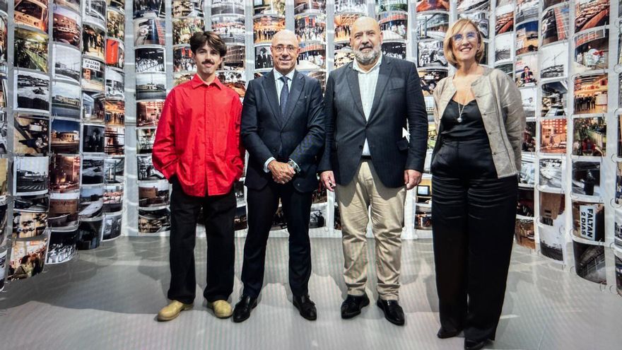 Santino Lamorte, comisario de la exposición; Luis Lázaro, director de retail y logística de Merlin Properties; Jaime Martínez, alcalde de Palma y Ana López