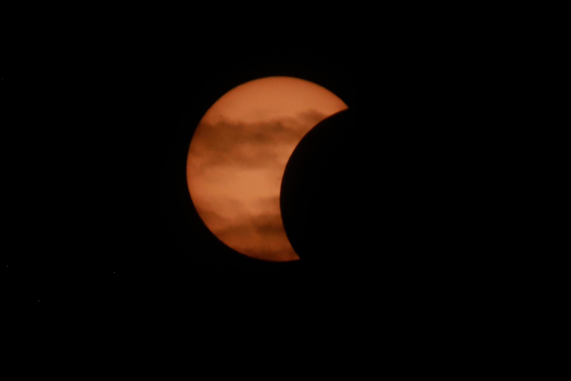 La Luna ha eclipsado el Sol de forma parcial en Andalucía