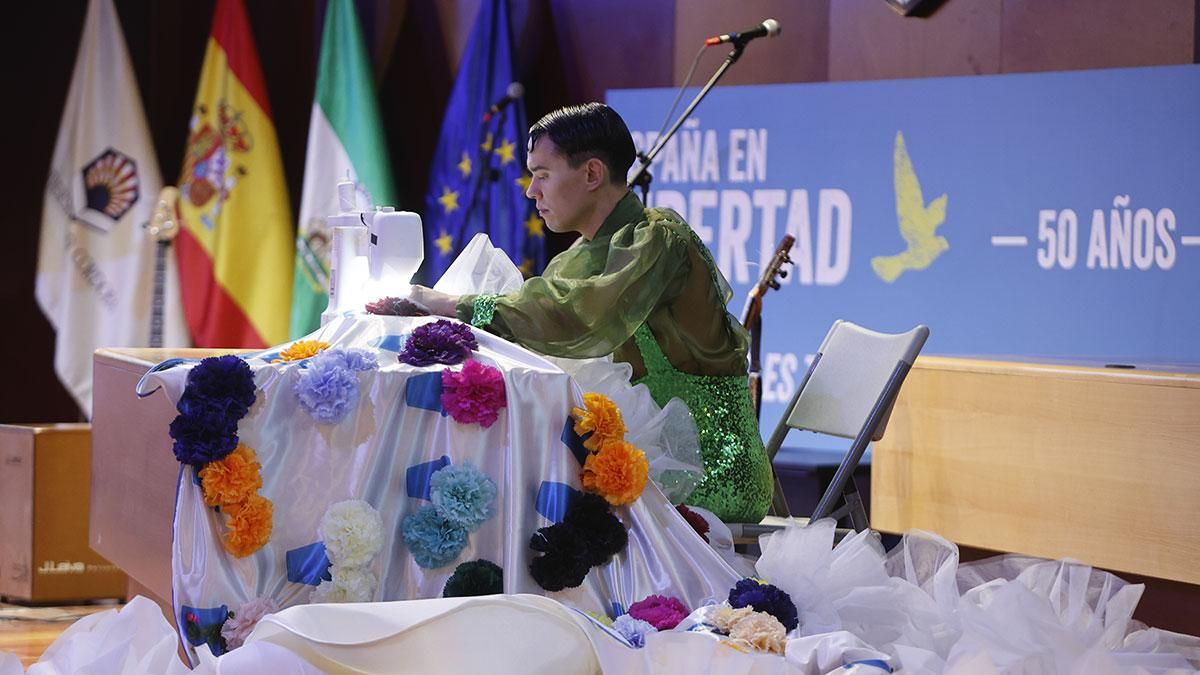 El diseñador José Perea diseña en directo un vestido conmemorativo de los 50 años de libertad