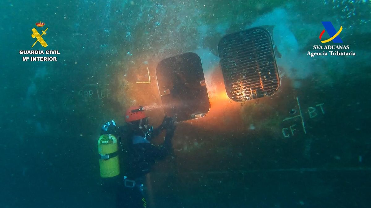 Un agente de la Guardia Civil, inspeccionando el casco de un buque en el que se encontró droga en Las Palmas.