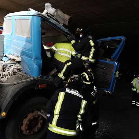 Un camión choca contra la pared de un túnel en Gran Canaria