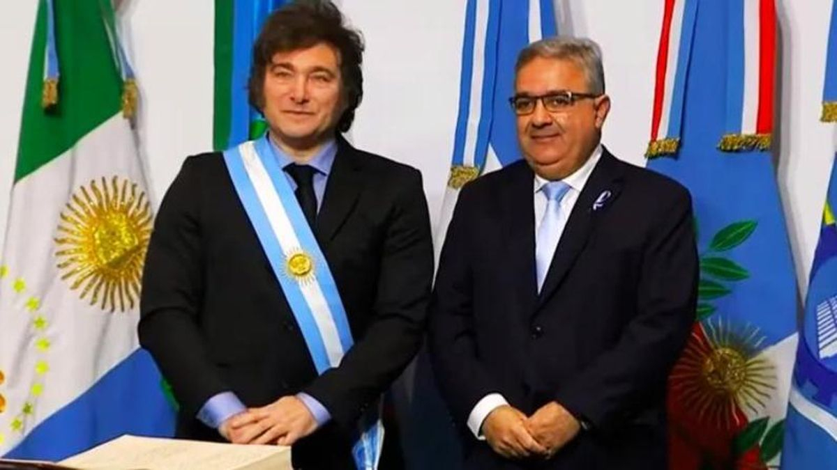 El catamarqueño Raúl Jalil cuando firmó con Milei el Pacto de Mayo. Ahora negocia el Super RIGI junto con Gustavo Sáenz (Salta) y Osvaldo Jaldo (Tucumán).