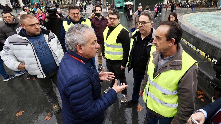 Los agricultores se concentran en Valladolid al grito de "a por los Goya" y critican bloqueos ilegales